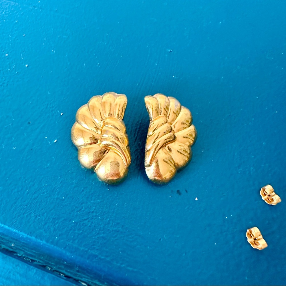 Vintage AVON Lightweight Chunky Gold-Tone Winged 80's Earrings 1.25"